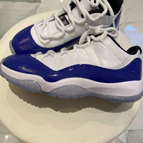 Nike Air Jordan 11 Retro Low - Picture 3 of 3